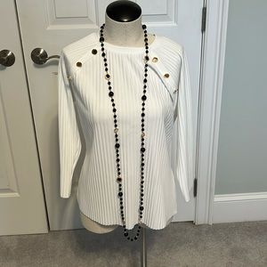 Black and gold necklace can be worn multiple ways